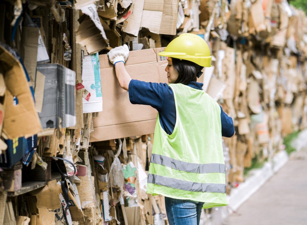 Une femme travaillant dans un centre de recyclage 