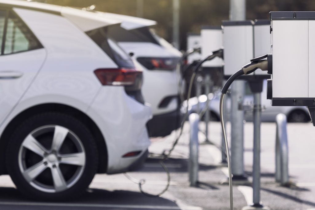 Une voiture hybride recharge sa batterie à une borne pour les voitures électriques. pénurie de carburant 